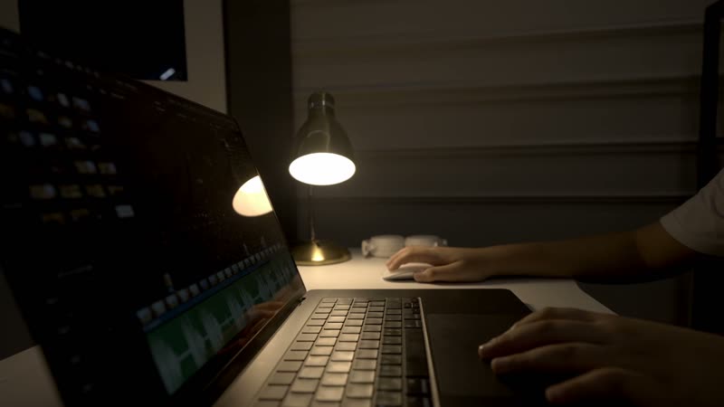غرفة مونتاج ومنتج أثناء العمل
